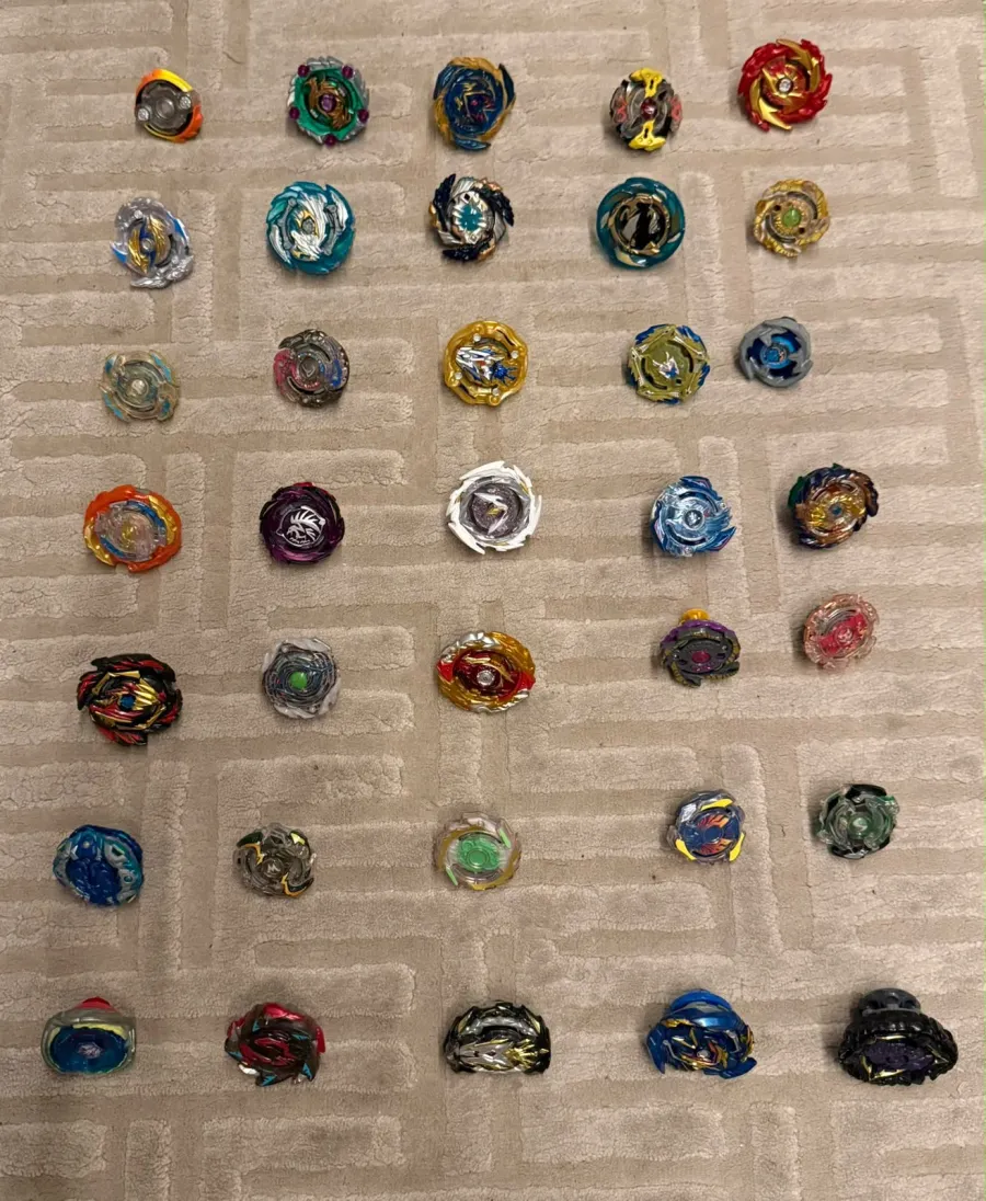 Coleção Beyblade Burst — ~34 Piões + Arena + Lançadores (pronta pra jogar)