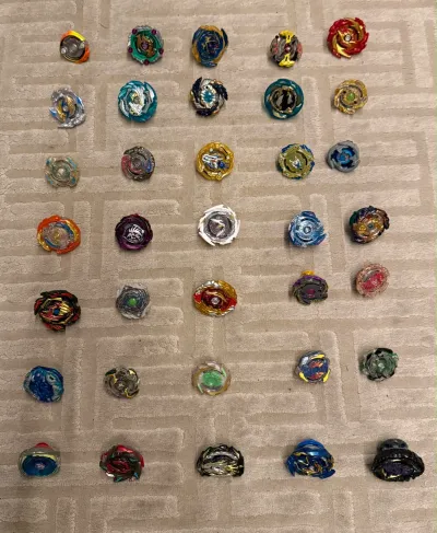 Coleção Beyblade Burst — ~34 Piões + Arena + Lançadores (pronta pra jogar)