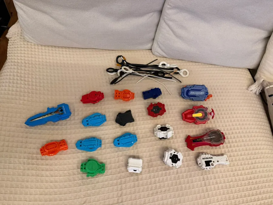 Coleção Beyblade Burst — ~34 Piões + Arena + Lançadores (pronta pra jogar)