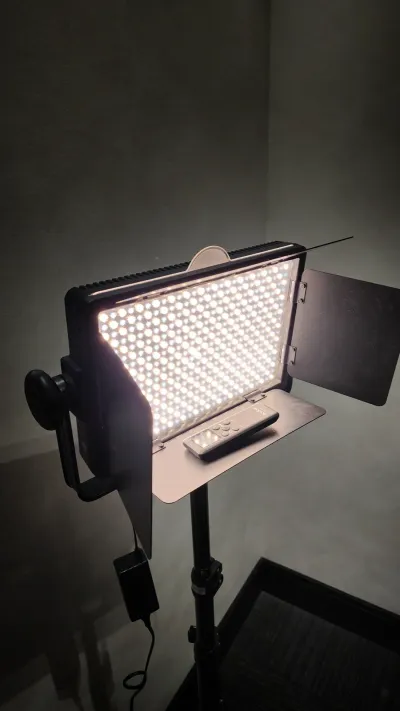 Godox 500C — Iluminador LED de Vídeo Bicolor com Tripé e Controle Remoto