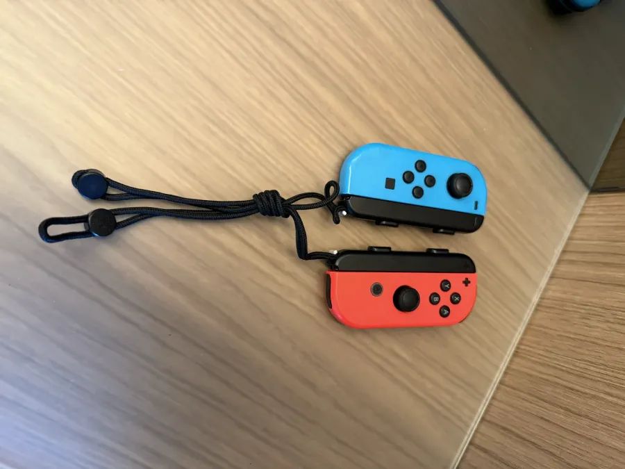Par de Joy-Con Nintendo Switch — Azul Neon + Vermelho Neon