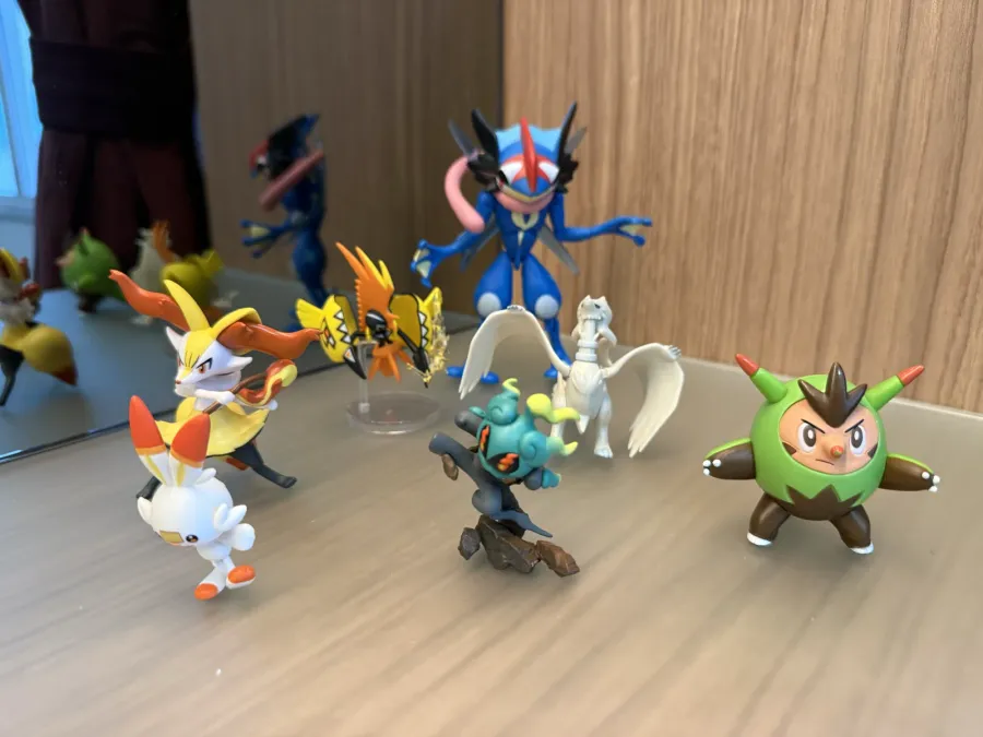 Lote de Figuras Pokémon — Greninja, Reshiram, Braixen, Scorbunny, Tapu Koko e mais