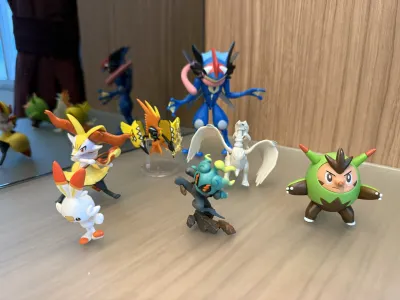 Lote de Figuras Pokémon — Greninja, Reshiram, Braixen, Scorbunny, Tapu Koko e mais