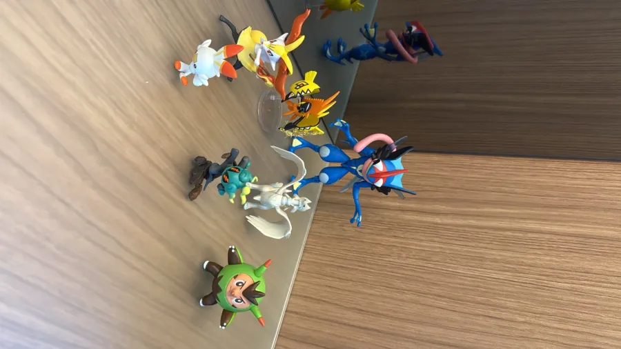Lote de Figuras Pokémon — Greninja, Reshiram, Braixen, Scorbunny, Tapu Koko e mais