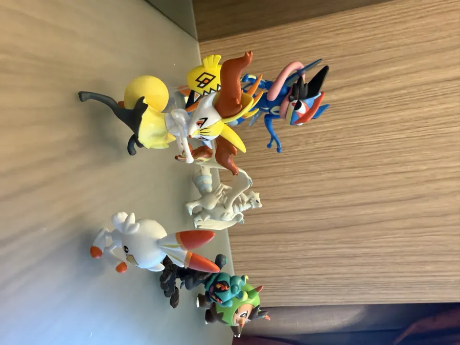 Lote de Figuras Pokémon — Greninja, Reshiram, Braixen, Scorbunny, Tapu Koko e mais