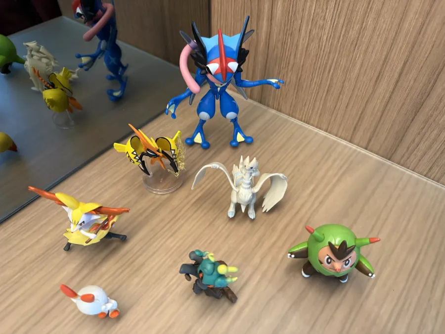 Lote de Figuras Pokémon — Greninja, Reshiram, Braixen, Scorbunny, Tapu Koko e mais