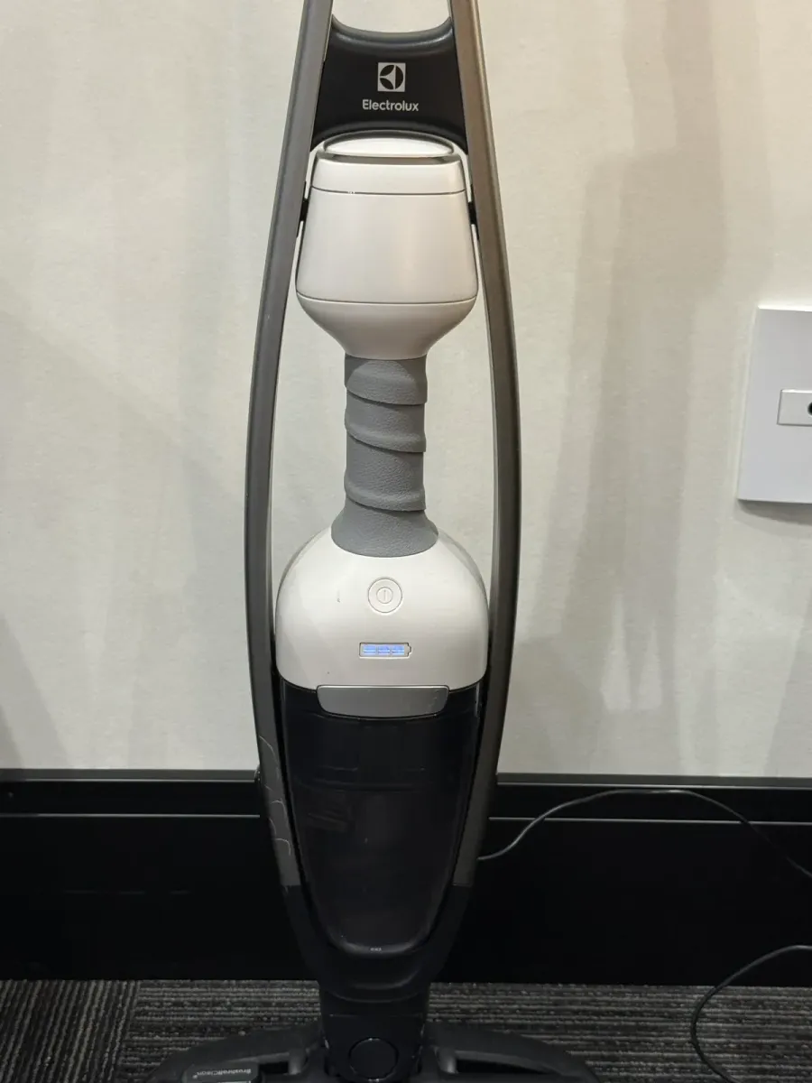 Aspirador de Pó Vertical Sem Fio Electrolux Expert — Branco