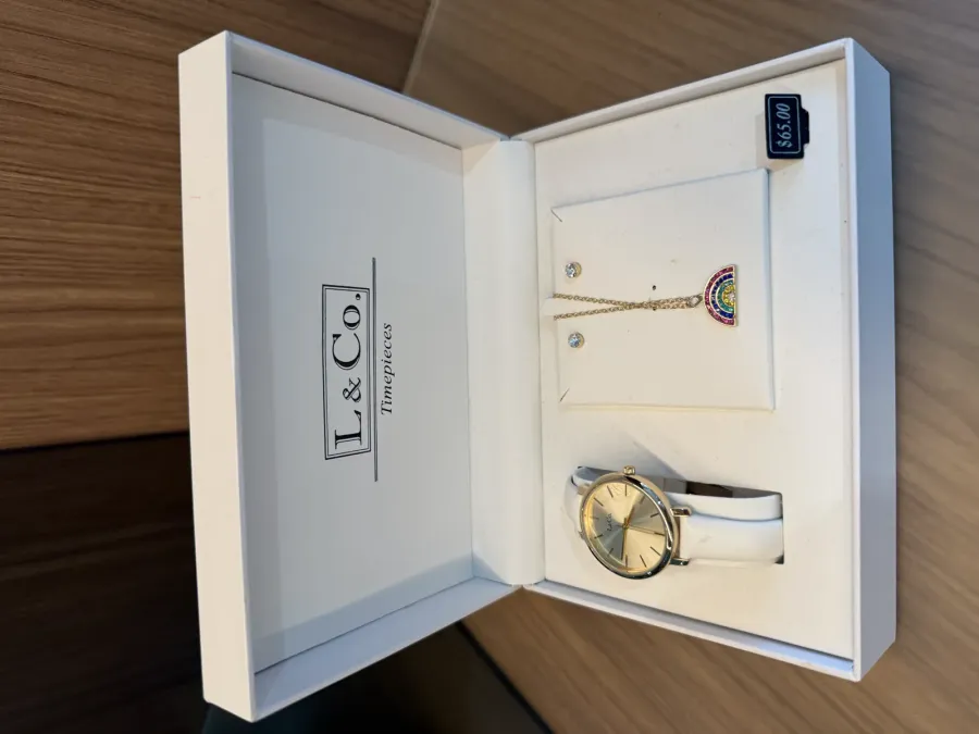 Kit L&Co Timepieces — Relógio Feminino + Colar Arco-Íris + Brincos