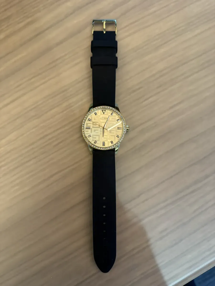 Relógio Guess Feminino Dourado — Mostrador Monograma + Aro Cravejado
