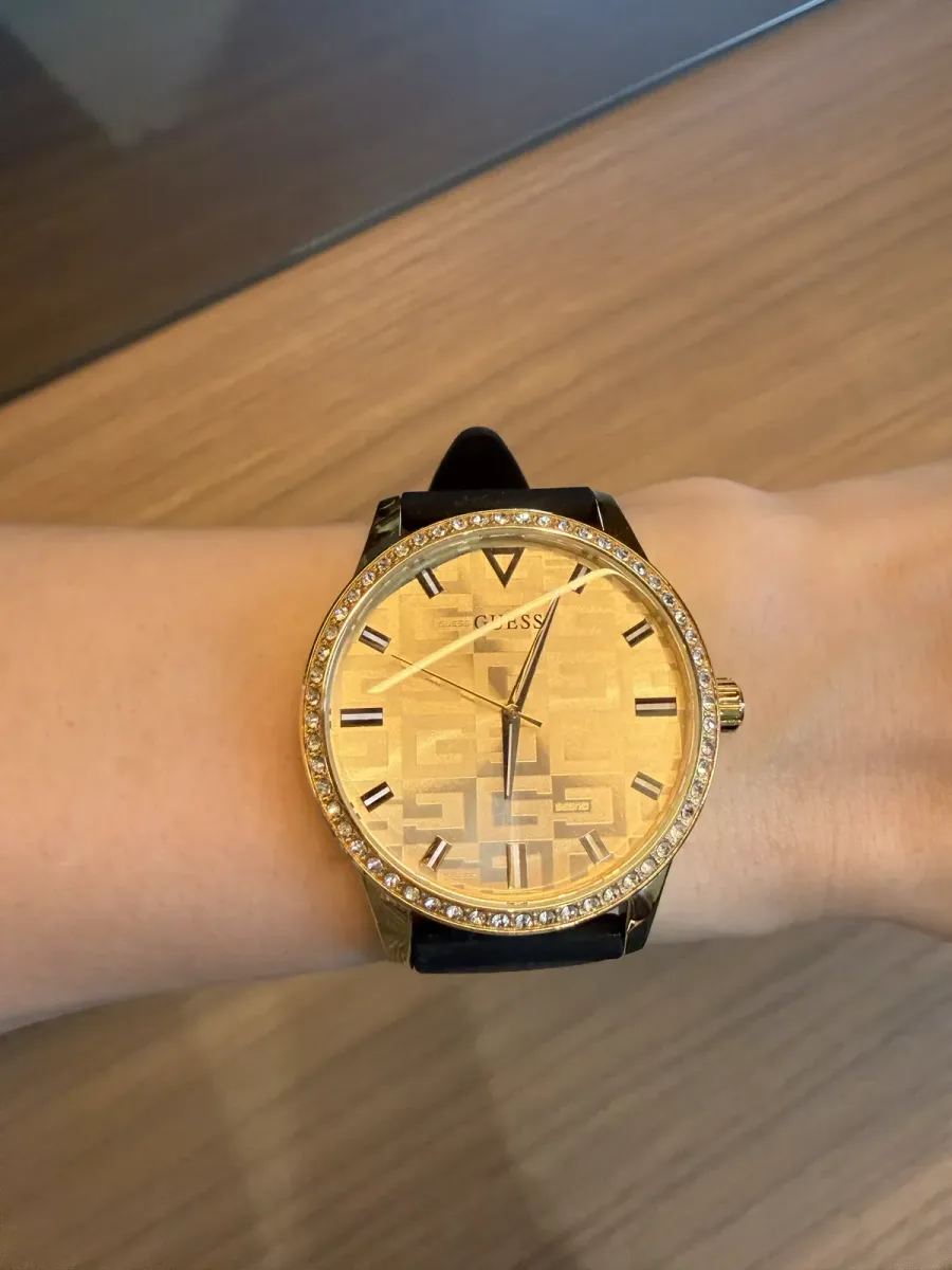Relógio Guess Feminino Dourado — Mostrador Monograma + Aro Cravejado