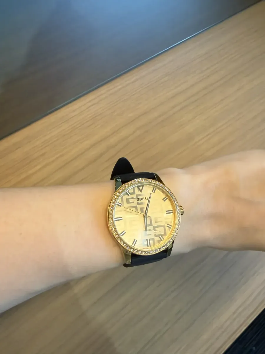 Relógio Guess Feminino Dourado — Mostrador Monograma + Aro Cravejado