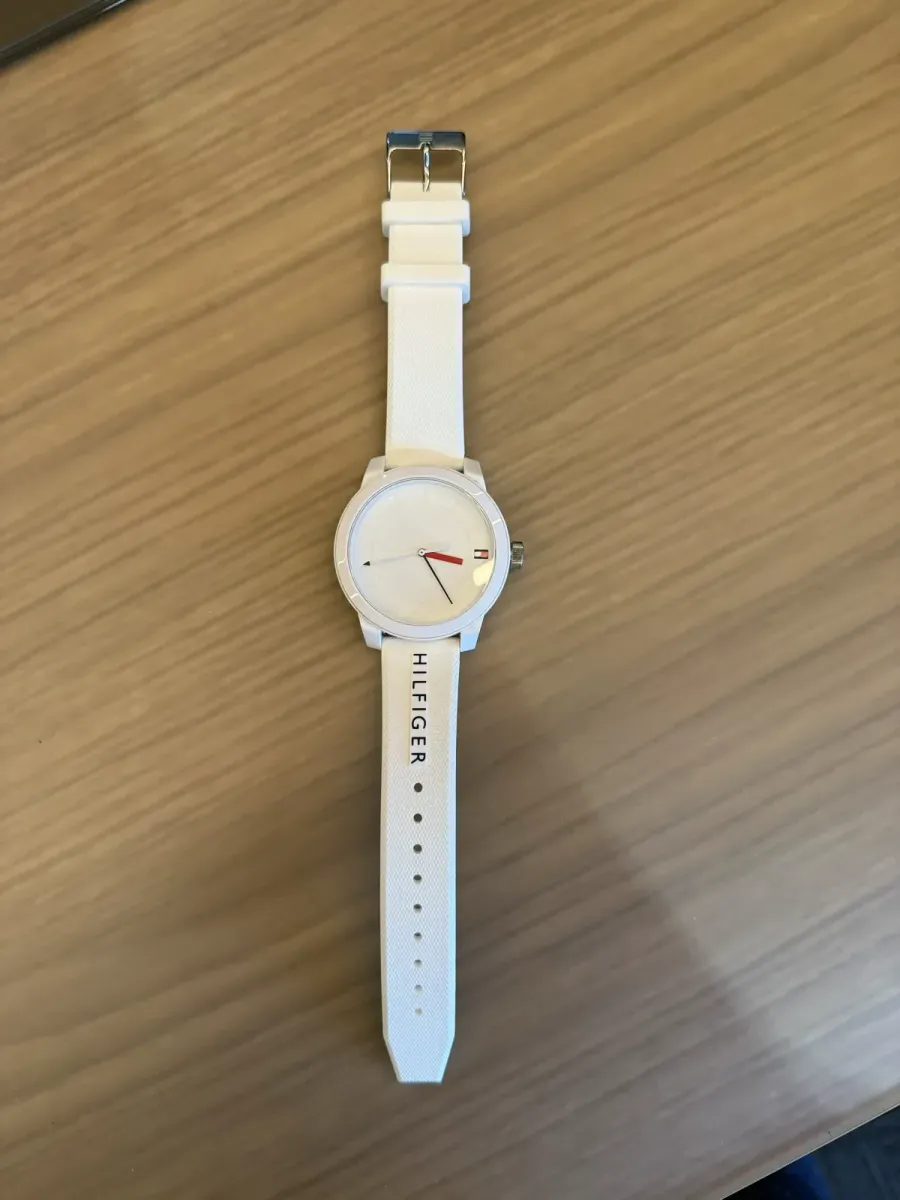 Relógio Tommy Hilfiger Branco Minimalista