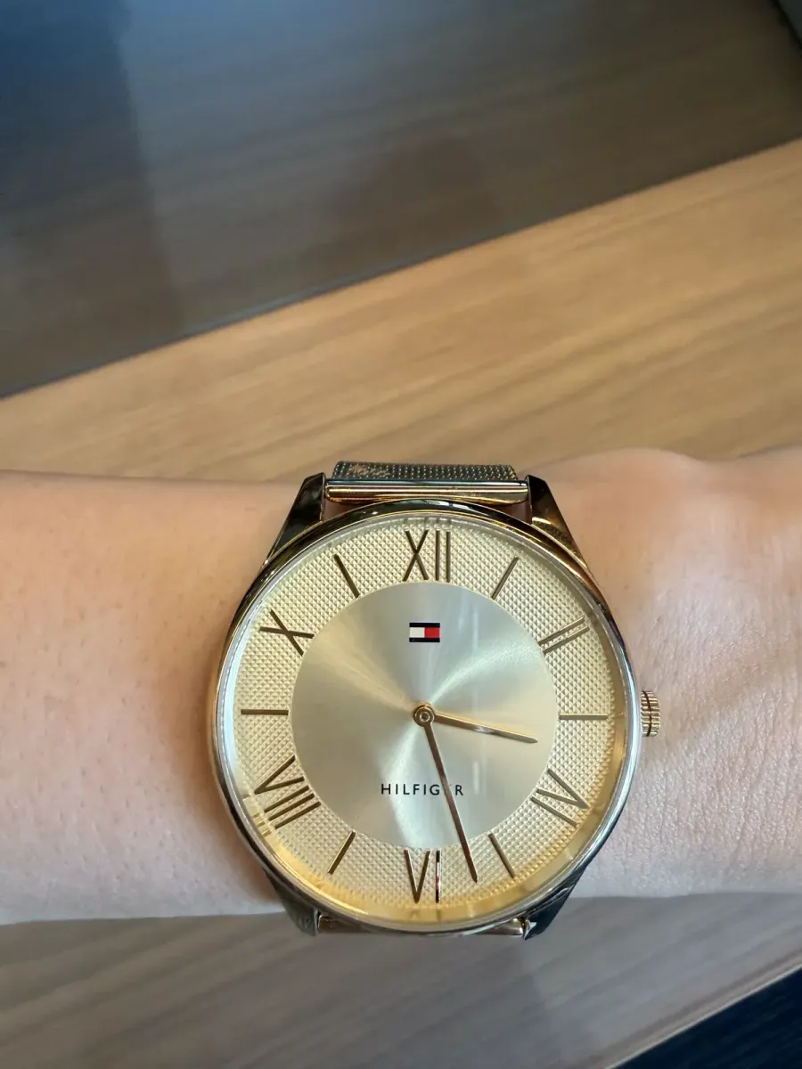 Relógio Tommy Hilfiger Dourado Slim — Pulseira Mesh (Milanês)