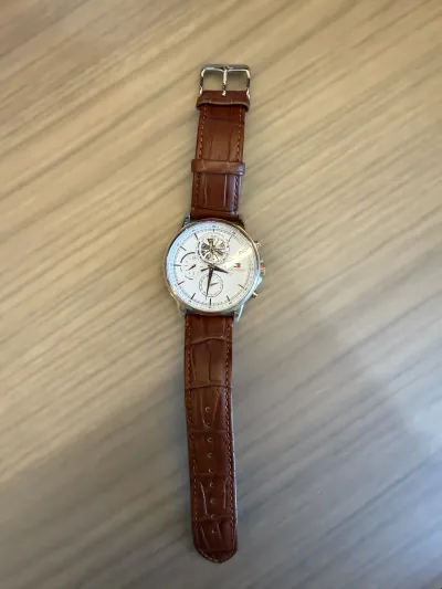Relógio Tommy Hilfiger Open Heart — Pulseira de Couro Marrom