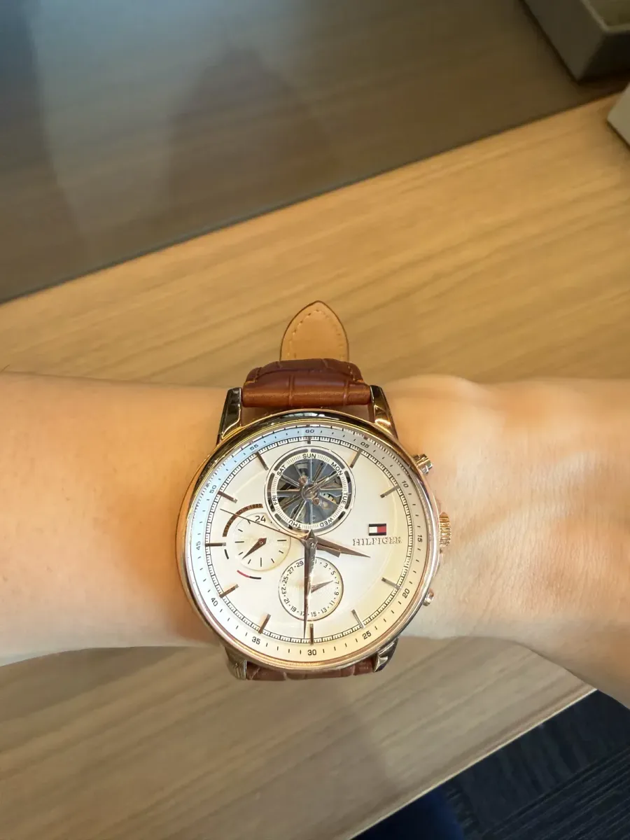 Relógio Tommy Hilfiger Open Heart — Pulseira de Couro Marrom