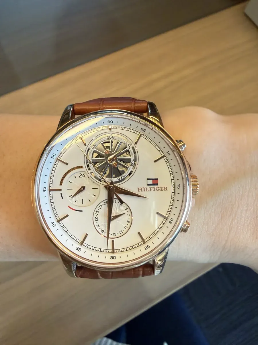 Relógio Tommy Hilfiger Open Heart — Pulseira de Couro Marrom