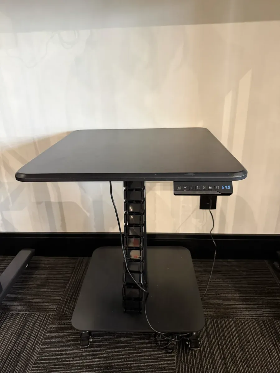 Mesa Elétrica de Altura Regulável Slikdesk Flex — 60x60cm, com Rodízios