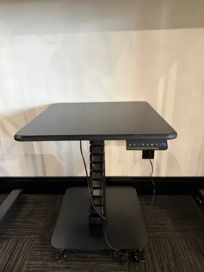 Mesa Elétrica de Altura Regulável Slikdesk Flex — 60x60cm, com Rodízios