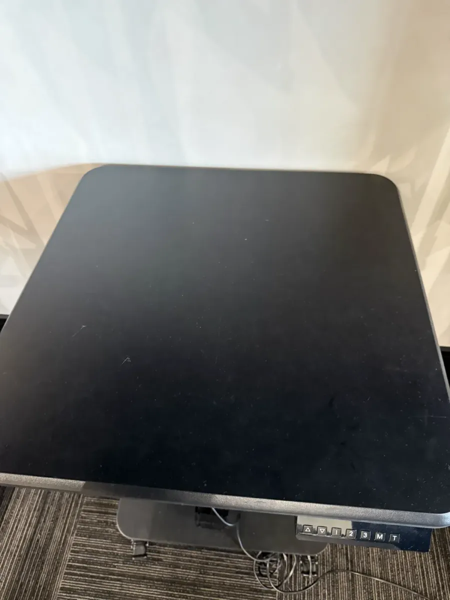 Mesa Elétrica de Altura Regulável Slikdesk Flex — 60x60cm, com Rodízios
