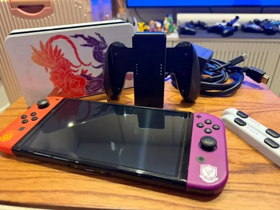Nintendo Switch OLED, Scarlet Edition