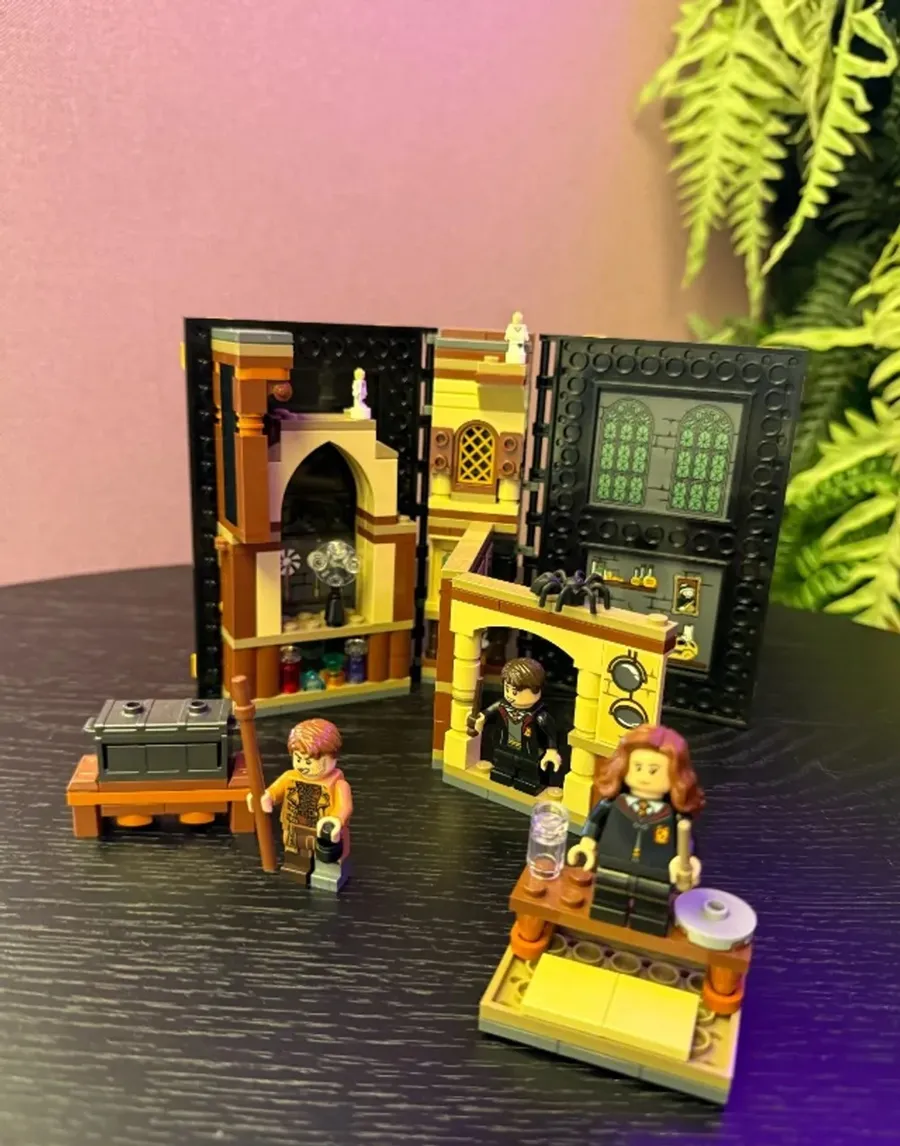 LEGO Harry Potter 76397 — Momento Hogwarts: Aula de Defesa Contra as Artes das Trevas