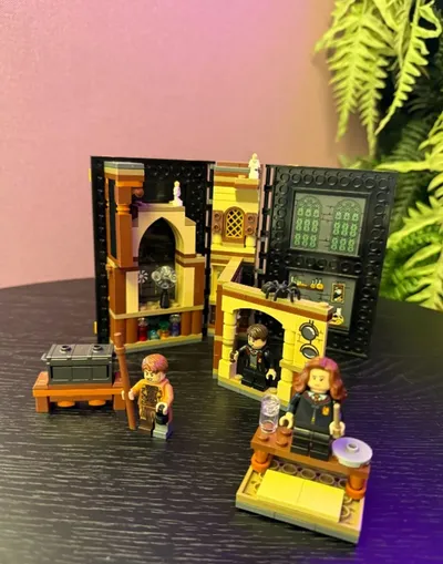 LEGO Harry Potter 76397 — Momento Hogwarts: Aula de Defesa Contra as Artes das Trevas