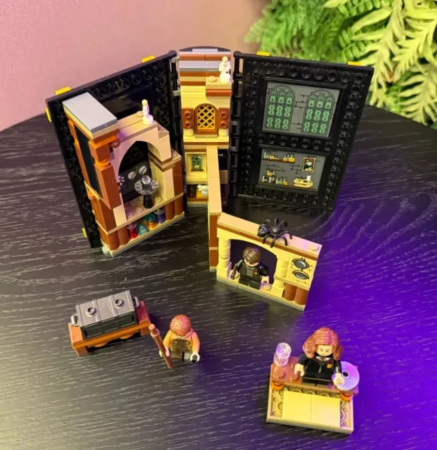 LEGO Harry Potter 76397 — Momento Hogwarts: Aula de Defesa Contra as Artes das Trevas