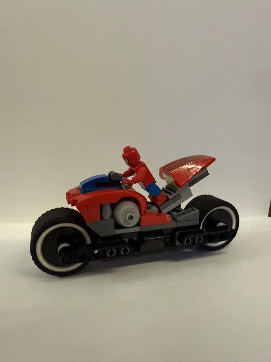LEGO Marvel — Homem-Aranha com Moto