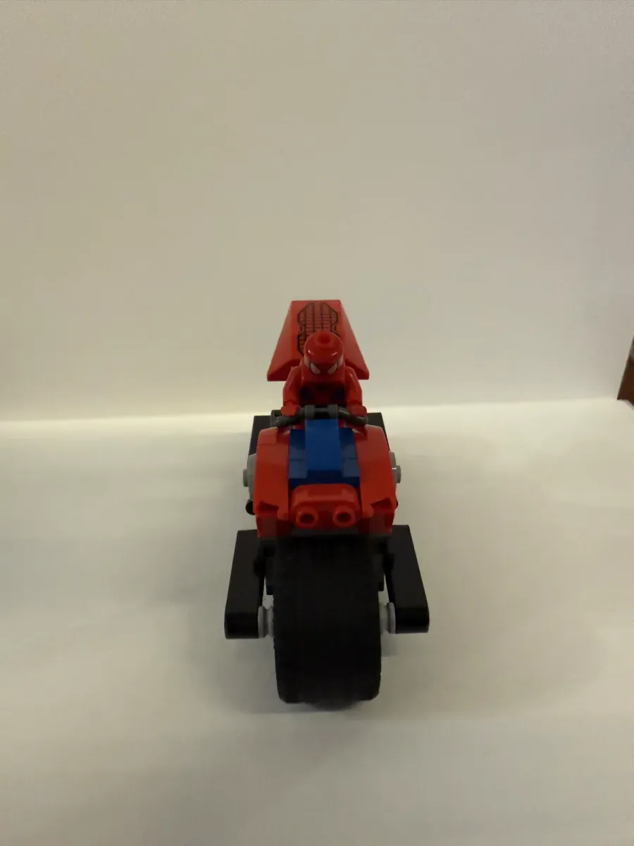 LEGO Marvel — Homem-Aranha com Moto